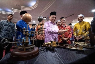 Saarani melihat peralatan cerapan bulan melawat ruang pameran selepas hadir pada Majlis Pelancaran Bulan Falak di Hotel Impiana pada Khamis. Foto Bernama