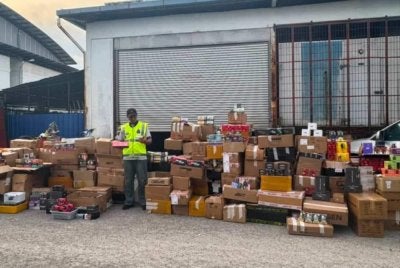Kotak-kotak berisi barang rampasan di bawa ke Markas PPM Wilayah Tiga di sini sebelum diserahkan kepada penguat kuasa MBK untuk tindakan lanjut. - Foto: PPM Wilayah Tiga