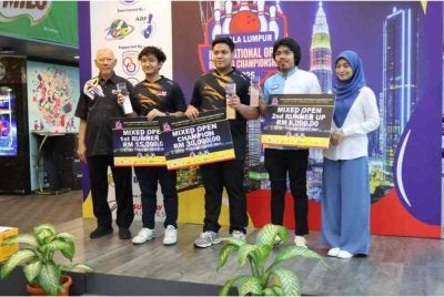 Mohd Noor (kiri) bersama dengan pemenang KLIO pada musim lalu.