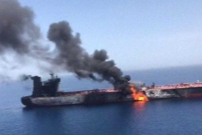 Rakaman TV Iran menunjukkan sebuah kapal tangki sedang terbakar. - Agensi