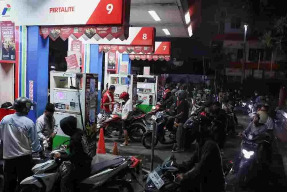 Ahli ekonomi memberi amaran gabungan kos pinjaman yang lebih tinggi dan kenaikan harga bahan api boleh memberi tekanan besar kepada isi rumah berpendapatan sederhana.