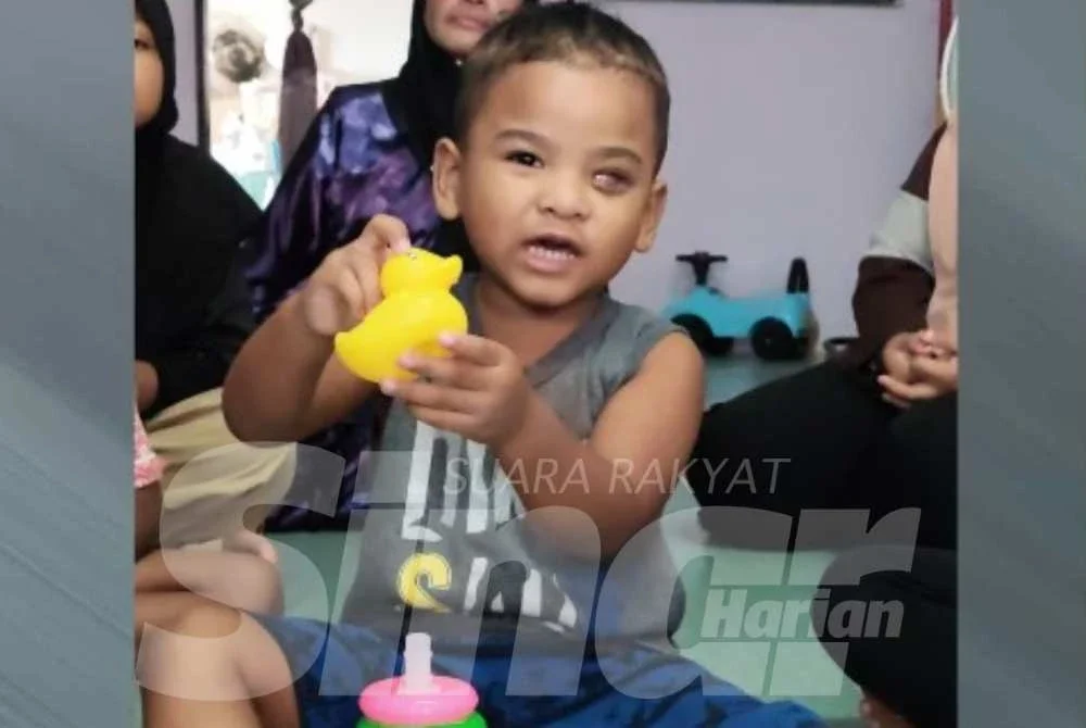 Muhammad Shahiran Dayyan, 3, aktif walaupun hanya menggunakan sebelah mata untuk melihat.