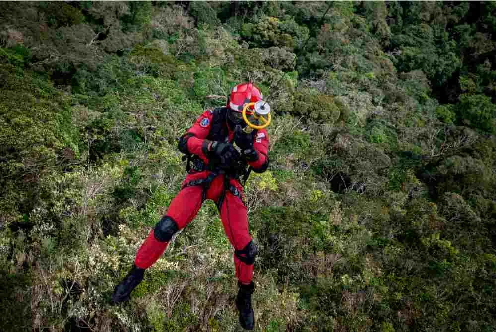 Operasi SAR pencarian Jaslinda membabitkan pesawat MI-17 bagi menghantar pasukan penyelamat ke operasi pencarian di Kem Kantoi. Foto Bernama