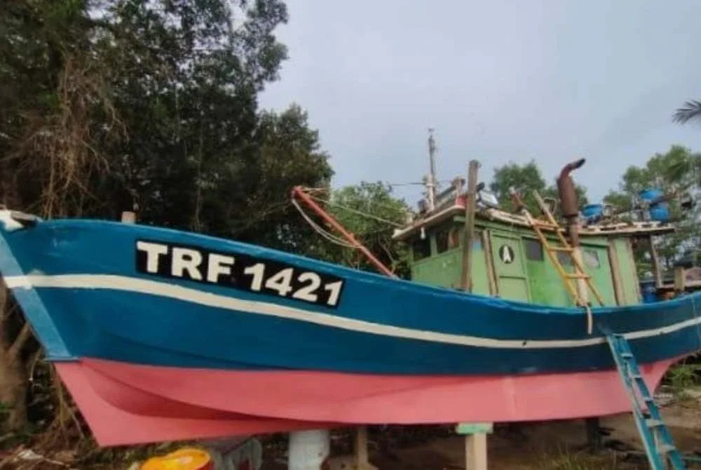 Bot dinaiki tiga nelayan sebelum dilaporkan karam akibat dipukul ribut di perairan Kemaman pada Rabu.