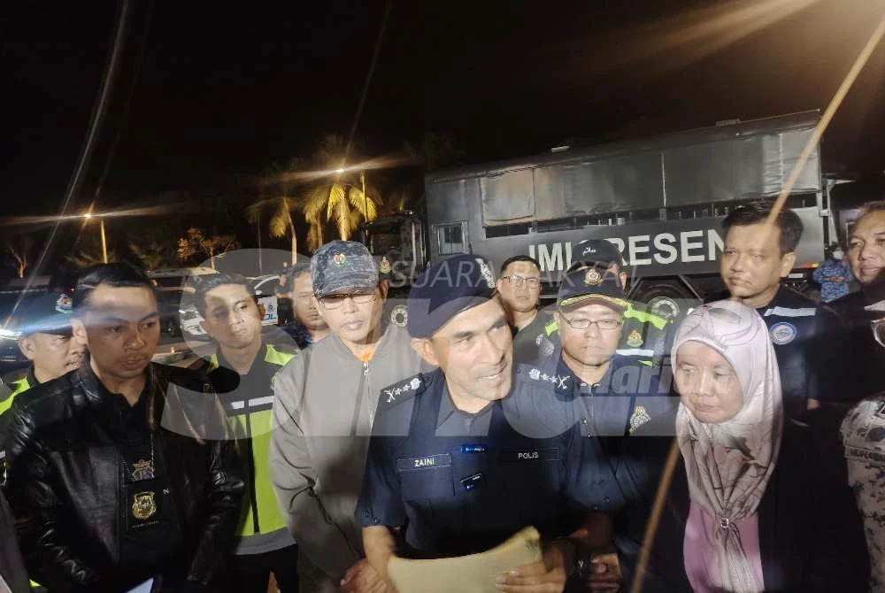 Mohd Zaini (tengah) ketika sidang akhbar operasi bersepadu di Bagan Nakhoda Omar pada Jumaat.