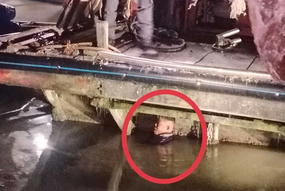 Seorang warga Myanmar bertindak terjun ke muara sungai selepas menyedari serbuan pihak berkuasa pada Jumaat.