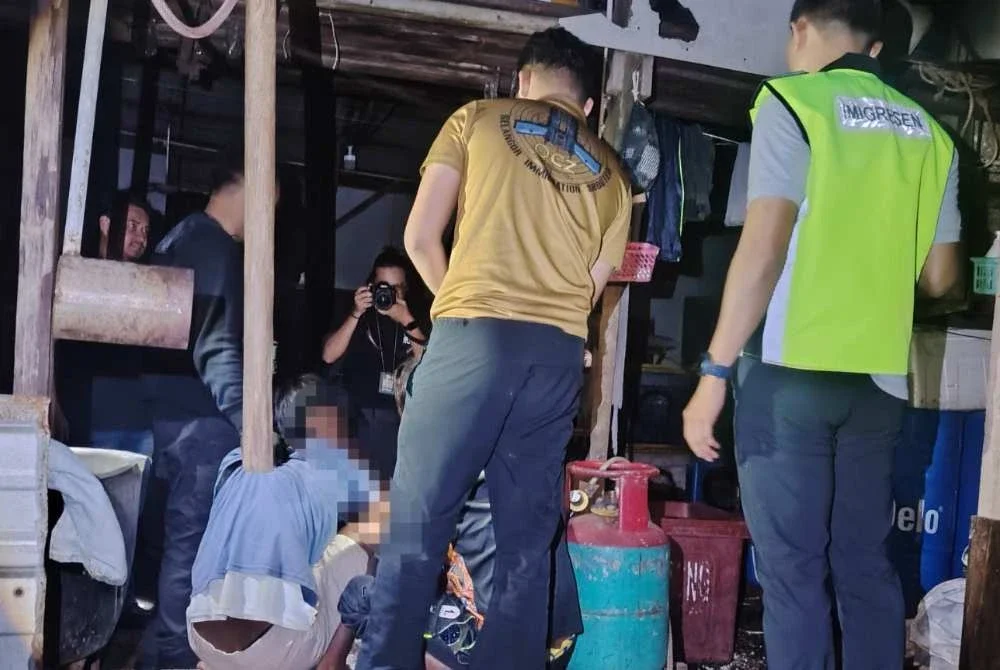 Antara warga asing yang ditahan selepas bersembunyi di bawah jeti di perkampungan nelayan Bagan Nakhoda Omar, Sabak Bernam pada Jumaat.