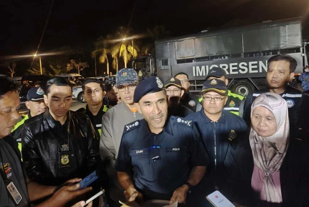 Mohd Zaini (tengah) ketika ditemui pemberita selepas operasi bersepadu di perkampungan nelayan Bagan Nakhoda Omar, Sabak Bernam pada Jumaat.