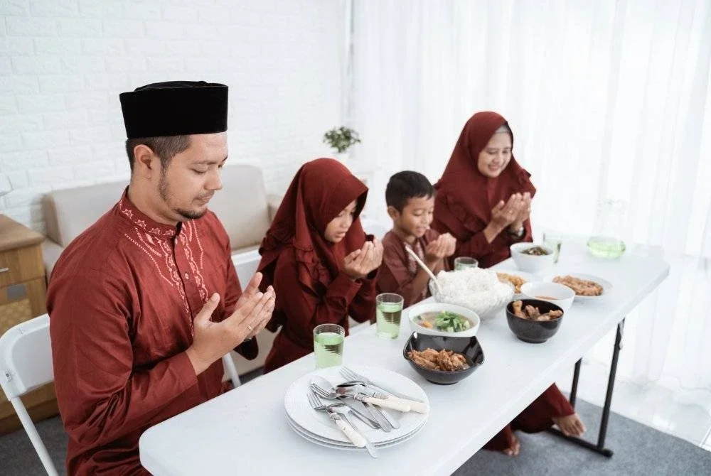 REZEKI yang halal menatijahkan hidup yang berkat untuk semua ahli keluarga. Foto Canva