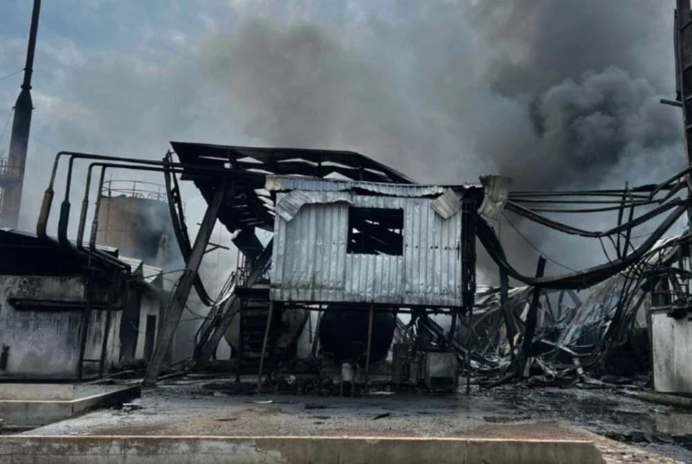 Keadaan dalam kawasan kilang memproses sisa buangan berjadual di Gebeng yang terbakar pada Jumaat. Foto JBPM Pahang