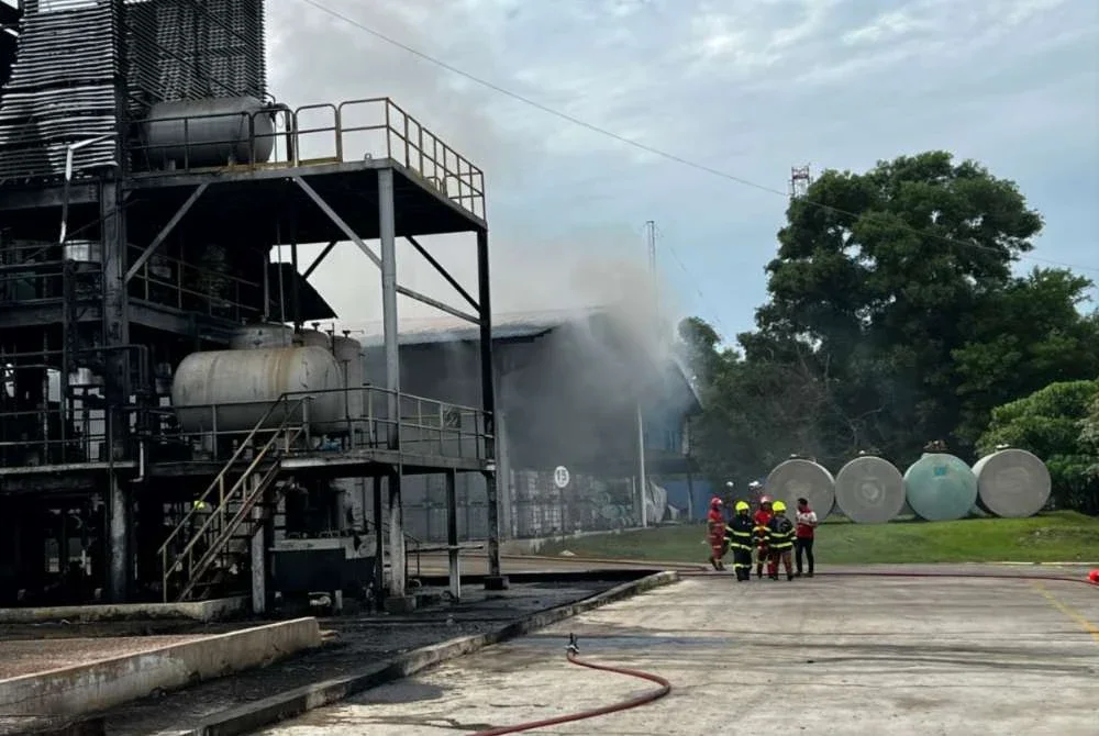 Keadaan dalam kawasan kilang memproses sisa buangan berjadual di Gebeng yang terbakar pada Jumaat. Foto JBPM Pahang