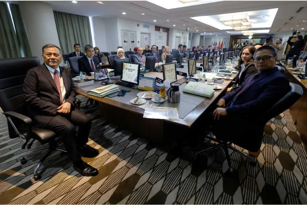 Ramlan (kiri) mempengerusikan Mesyuarat Khas bagi menetapkan tarikh PRN Johor dan Negeri Sembilan hari ini. Foto Bernama
