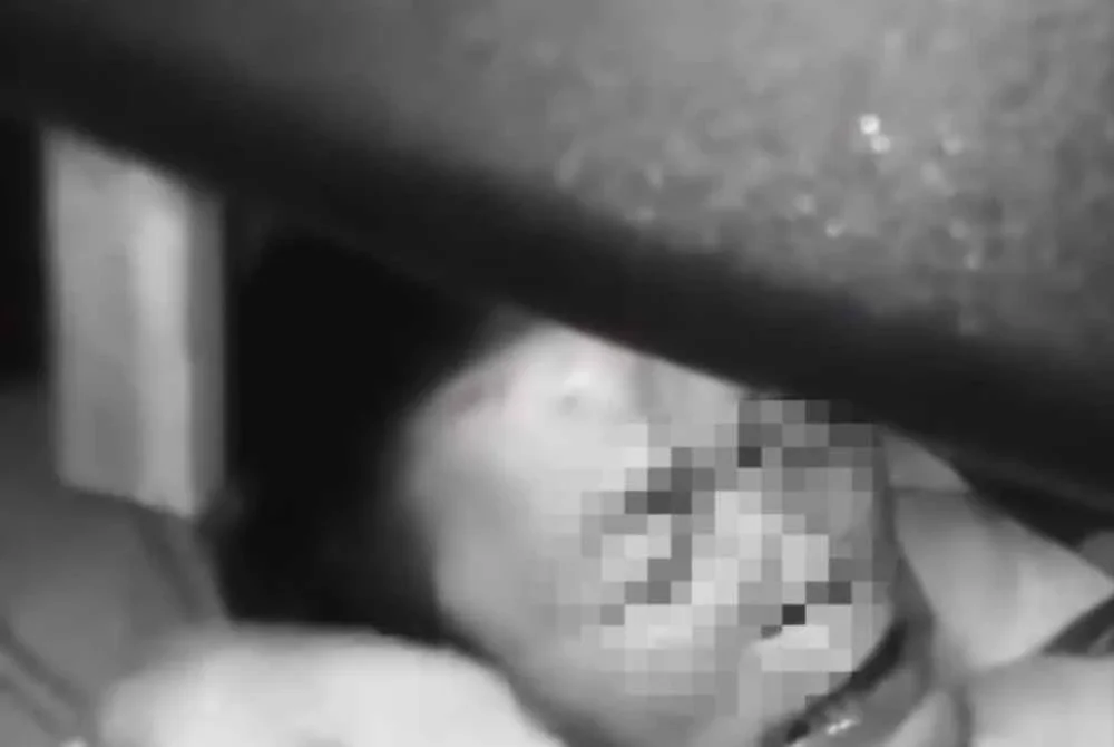 Tangkap layar video tular kejadian membabitkan pemandu e-hailing dengan penumpang warga asing.
