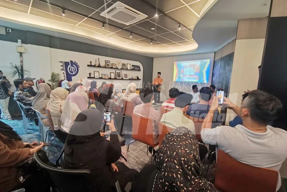 Khairul Anwar menyampaikan ucapan di hadapan pemenang sebelum majlis Majlis Penyampaian Hadiah Pertandingan Karya Anak Pahang pada Jumaat. 