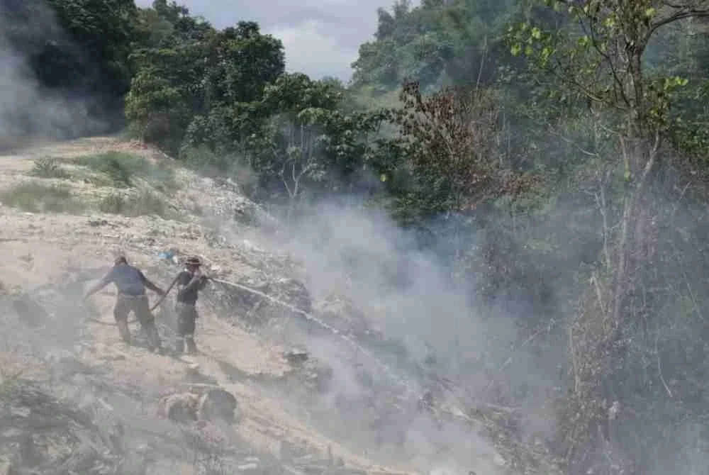 Anggota JBPM bertungkus-lumus memadam kebakaran kawasan longgokan sampah berhampiran UIAM yang memasuki hari kedua pada Jumaat. Foto: JBPM Selangor