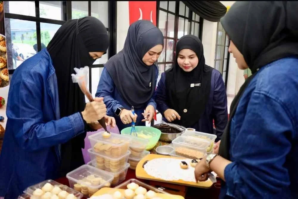 Peserta yang mempelajari kemahiran membuat kuih.
