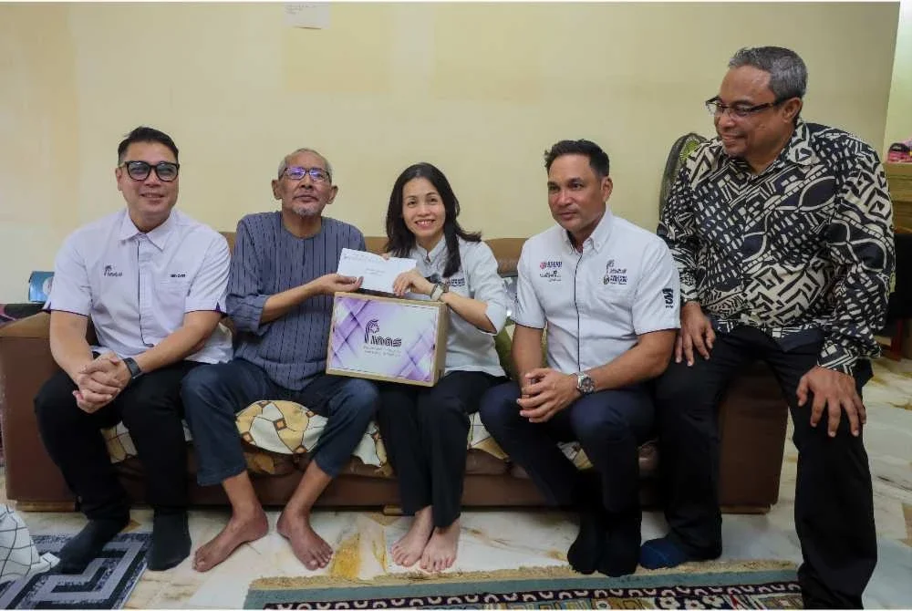 Nie Ching (tiga dari kanan) menyerahkan sumbangan kepada pelakon Veteran Salih Yaacob pada Program Ziarah Seni Madani@FINAS di kediaman beliau di Desa Pandan hari ini. - Foto: Bernama