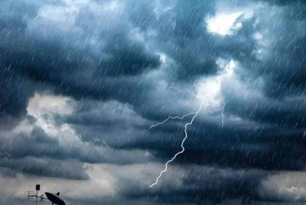 MetMalaysia mengeluarkan amaran ribut petir, hujan lebat dan angin kencang melibatkan Wilayah Persekutuan Kuala Lumpur, Labuan serta sembilan negeri hingga 9 malam ini. - Foto hiasan