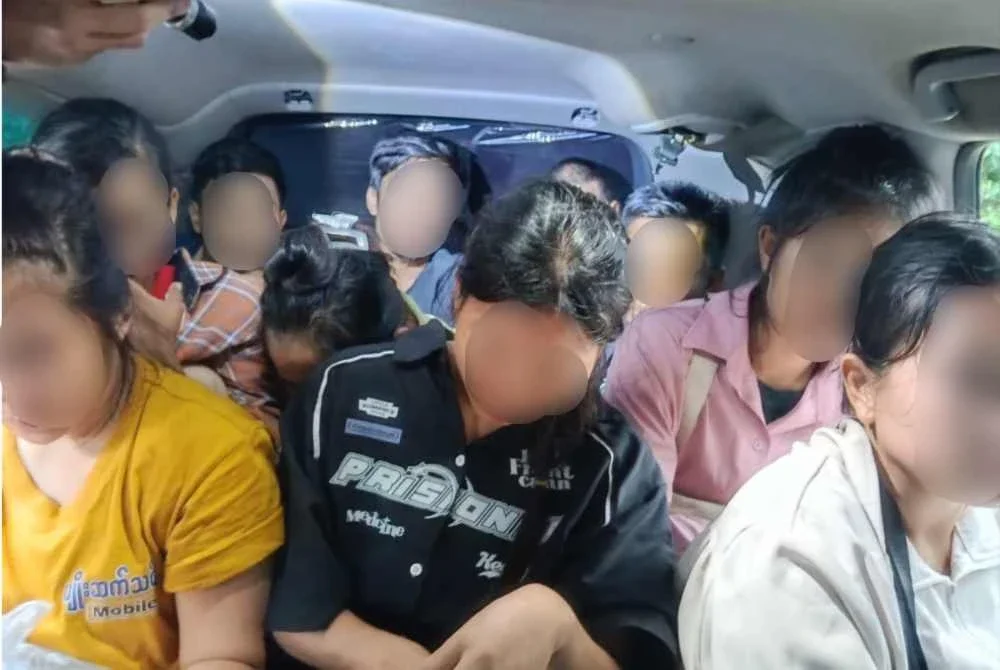 PATI yang ditemukan berada dalam kenderaan menunggu untuk dibawa keluar dari Kelantan. - Foto: JIM