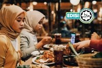 PENGGUNA Muslim yakin dengan sijil halal Jakim walaupun restoran bukan dimiliki orang Islam. Foto Canva