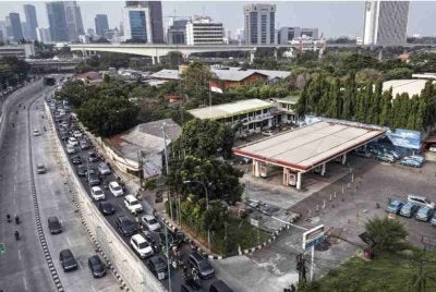 Golongan pertengahan di Indonesia sentiasa dianggap mampu memikul beban apabila cukai, kadar pinjaman, tarif dan harga tenaga meningkat.