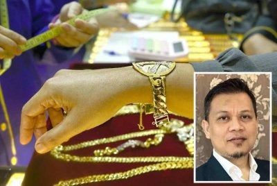 Harga emas jatuh ke paras terendah dalam tempoh lebih enam bulan pada Khamis. Gambar kecil: Mohd Faisol