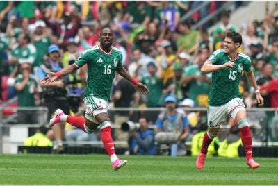 Julian Quinones (kiri) meraikan kejayaan bersama Israel Reyes selepas menjaringkan gol pembukaan menentang Afrika Selatan. - Foto Agensi