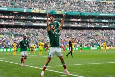 Raul Jimenez meraikan kejayaannya selepas menjaringkan gol yang menggandakan kelebihan Mexico menentang Afrika Selatan.