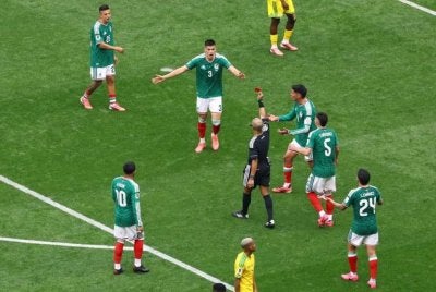 Mexico turut menerima tamparan apabila pertahanan tengah utama mereka, Cesar Montes dilayangkan kad merah pada penghujung perlawanan. Foto: Agensi
