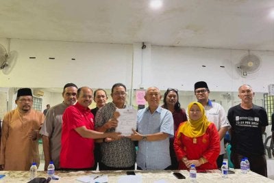 Razali (depan, kiri) dan Hasan (dua dari kanan) menerima borang keahlian daripada Jaafar Mustafa (tengah) bagi mewakili seramai 65 ahli lain. Foto: FB Razali