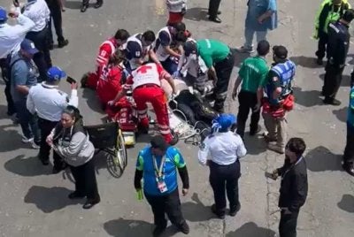 Paramedik menghulurkan bantuan kecemasan kepada mangsa yang dipercayai mengalami serangan jantung dan rebah berhampiran Pintu 1 Stadium Azteca. Foto: Agensi