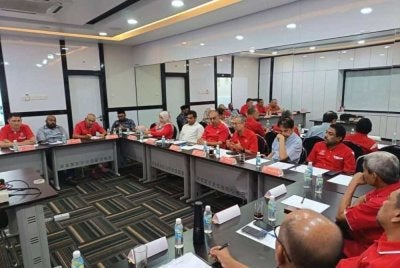 Mohd Yazid (tengah) mempengerusikan Mesyuarat BPN Pahang yang memperincikan gerak kerja persidangan parti itu pada Khamis.