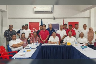 Mohd Rofaie (duduk, tiga dari kanan) bersama sebahagian kepimpinan dan ahli jawatankuasa Bersatu Bahagian Temerloh di Pejabat Bersatu Bahagian Temerloh pada Khamis.