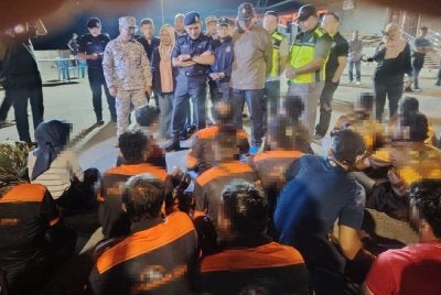 Mohd Zaini (dua dari kiri) meninjau tangkapan warga asing menerusi operasi yang digerakkan di sekitar Kuala Selangor dan Sabak Bernam.