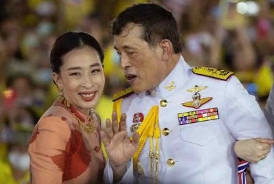 Puteri sulung Raja Thailand, Puteri Bajrakitiyabha Mahidol (kiri) mangkat pada usia 47 tahun.