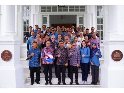 Akmal Nasrullah (hadapan, tiga dari kiri) dan Junady (hadapan, dua dari kiri) bergambar bersama tetamu yang hadir dalam sesi libat urus bersama media dan pemain industri yang berlangsung di Carcosa Seri Negara pada Khamis. - FOTO: MOHD HALIM ABDUL WAHID
