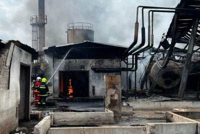 Anggota bomba membantu memadam kebakaran di sebuah kilang memproses sisa buangan bahan berjadual di Kawasan Perindustrian Gebeng pada Jumaat. Foto JBPM Pahang