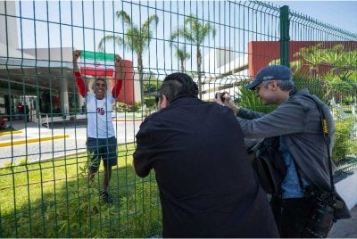 Penyokong Iran, Reza Mansoor, bergambar di luar kem pangkalan pasukan Iran di Hotel Marriott di Tijuana, Mexico pada 9 Jun 2026, menjelang kejohanan bola sepak Piala Dunia 2026.