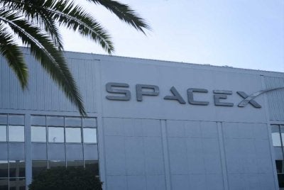 Logo SpaceX dipaparkan di luar kemudahan Space Exploration Technologies Corp. di Hawthorne, California pada 8 Jun 2026.
