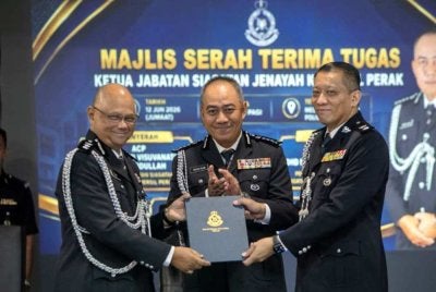 Mohd Alwi (tengah) menyaksikan serah terima tugas jawatan Ketua Jabatan Siasatan Jenayah Komersial Perak antara Asisten Komisioner Mohd Fahmi Visuvanathan Abdullah (kiri) yang telah bersara wajib kepada Timbalannya, Superintenden Mohd Ridzuan Nor Ihsan yang memangku jawatan.