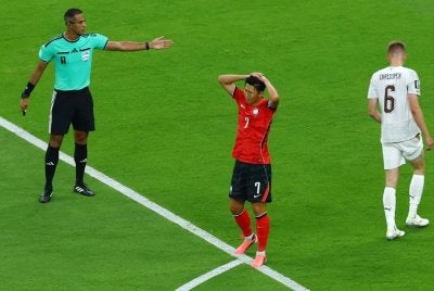 Son Heung-min kecewa selepas rembatan jarak dekatnya pada minit ke-37 tersasar, meskipun berjaya melakukan larian bertenaga ke dalam kawasan lawan. Foto: Agensi
