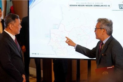 Ramlan melihat peta bagi Pilihanraya Umum Negeri Johor pada sidang media Pilihanraya Umum Dewan Negeri Johor Ke-16 dan Dewan Negeri, Negeri Sembilan Ke-16 yang diadakan di Menara SPR di Putrajaya. Foto SINAR HARIAN/ROSLI TALIB