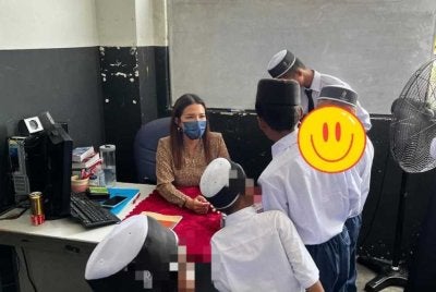 Marina berkongsi gambar sewaktu mengajar kanak-kanak Rohingya. - Foto FB Marian Ibrahim
