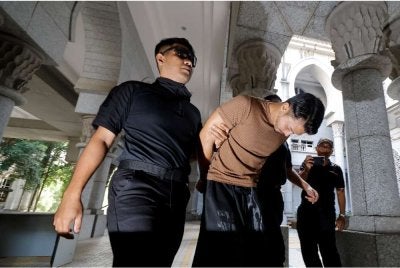 Pempengaruh media sosial, Mikhail Isaaq Mohd Rozi, 31, (tengah) mengaku tidak bersalah atas pertuduhan menipu seorang pesara wanita melibatkan kerugian RM80,000 dalam satu pelaburan perniagaan. Foto Bernama
