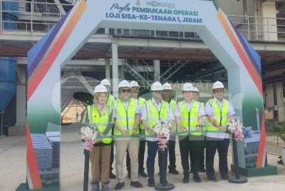 Amirudin (depan, tengah) menyempurnakan gimik perasmian operasi Loji WTE 1 di ISWMC Jeram pada Jumaat.