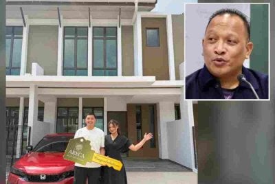 Pembeli bergambar di hadapan kediaman baharu mereka di projek Areca Terrace Fasa 4B. Gambar kecil: Norazim