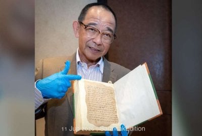 Abdul Karim menunjukkan manuskrip Sultan Tengah berusia lebih 400 tahun yang ditemui di Sarawak.
