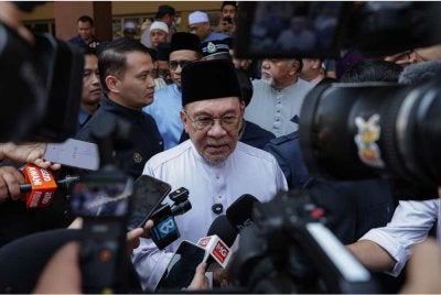 Anwar ketika ditemui pemberita selepas menunaikan Solat Jumaat di Masjid Al-Hidayah, Sentul. Foto Bernama 