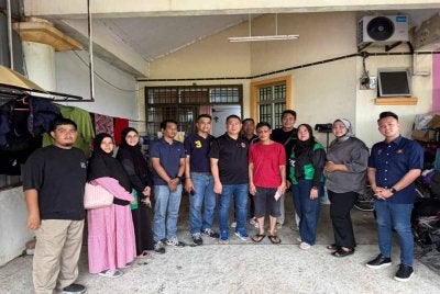 Tian Soon bersama PEGJ (enam dari kiri) melawat mangsa yang diserang penumpang dipercayai warga asing dalam kejadian di Skudai, Selasa lalu. 