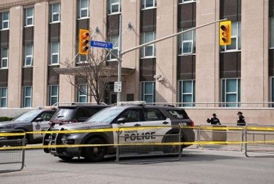 Polis Toronto menyatakan sesi berbalas tembakan berlaku di dalam bangunan berkenaan menyebabkan seorang pegawai mengalami kecederaan parah yang membawa maut. - Foto: Agensi 